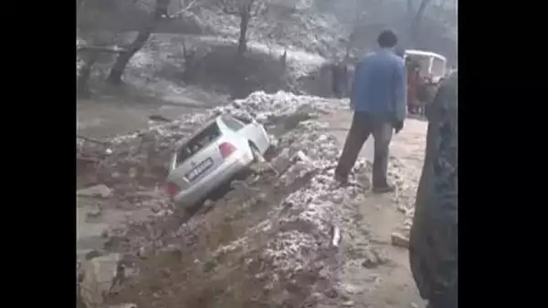 VIDEO S-a rupt un baraj in urma precipitatiilor masive - Imagini spectaculoase, o masina a fost luata de ape