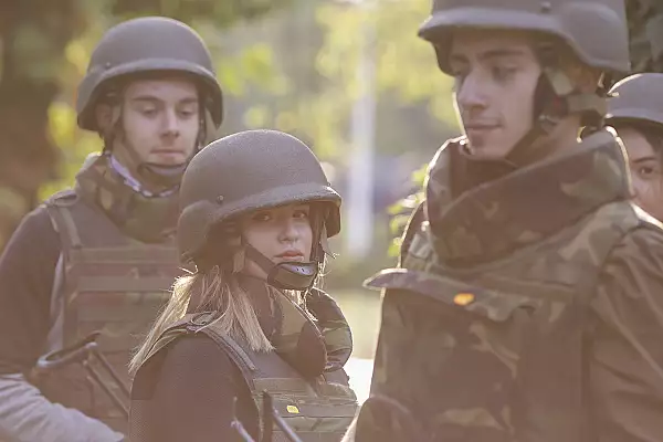 VIDEO ,,Sa ne asumam sa fim si barbati". Ar trebui sa fie armata obligatorie in Romania? Ce spun presedintii de tineret din partide