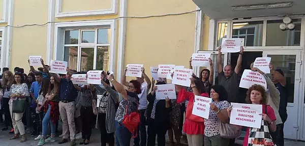 VIDEO Scandal cu huiduieli intr-una din cele mai renumite scoli din Timisoara. Directorul: ,,Noi nu lucram pentru copiii unor avocati sau persoane cu functii"