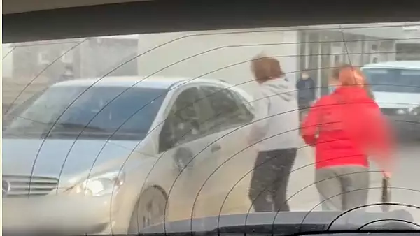 VIDEO Scene INCREDIBILE, in Vaslui: Barbat, agresta in trafic de fosta sotie si de soacra