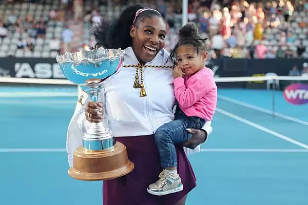 VIDEO | Serena Williams se pregateste pentru Australian Open alaturi de fiica sa. Cum se descurca Alexis Olympia pe terenul de tenis