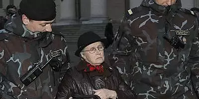 VIDEO Simbolul protestelor din Belarus, bunica Nina Baghinskaia, retinuta la Minsk