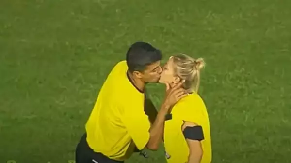 VIDEO soc in timpul unui meci de fotbal - Arbitrii au inceput sa se sarute. Cum au reactionat spectatorii