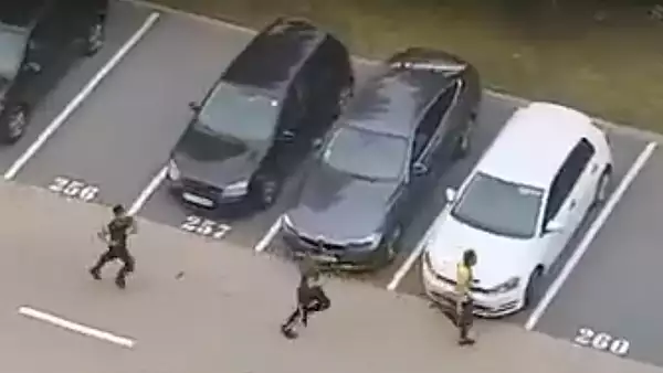 VIDEO SOCANT Tanar snopit in bataie de 3 agresori, intr-o parcare din Brasov