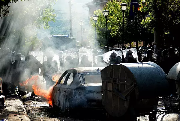 VIDEO Soldati NATO au fost raniti in ciocnirile din Kosovo cu protestatarii sarbi, anunta KFOR