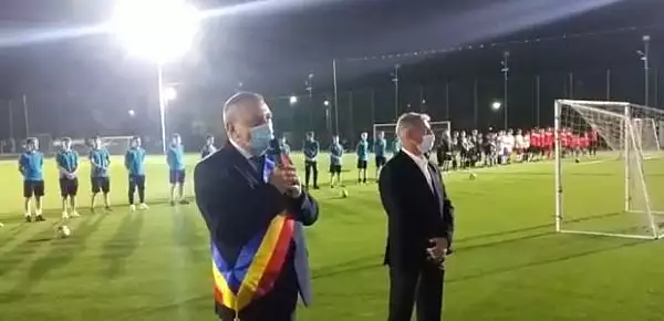 VIDEO | Stadionul unei comune din Cluj, inaugurat cu zeci de oameni in tribune. Primarul comunei: ,,Va multumesc ca ati venit in numar asa mare"