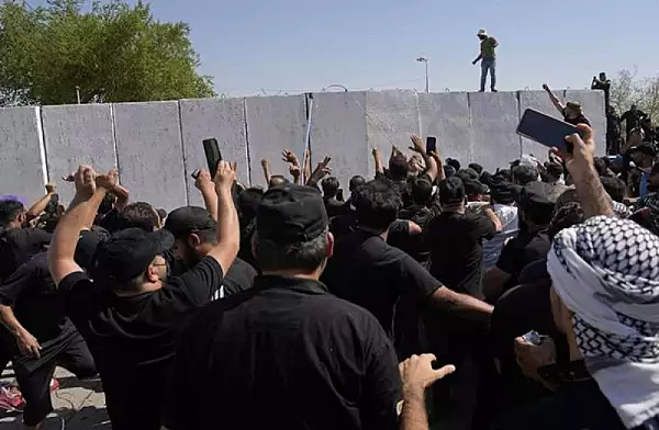 VIDEO Stare de asediu in Irak si revolutie pe strazi. Iran si-a inchis granita si a suspendat toate zborurile catre Bagdad