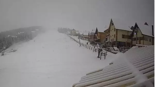 VIDEO Strat de zapada de 8 centimetri la Ranca. Drumarii intervin cu mai multe utilaje
