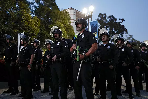 VIDEO Sute de politisti, la un pas de a intra in forta in manifestantii pro-palestinieni de la Universitatea California / Numeroase arestari in alte campusuri u