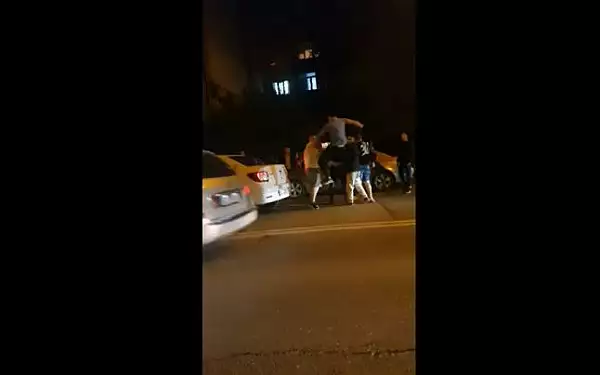 VIDEO Taximetrist
atacat in plina strada de un smecher cu Audi dupa o sicanare in trafic