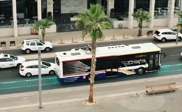 VIDEO | Tel Aviv se pregateste sa devina primul oras cu drumuri electrice care incarca autobuzele din transportul public