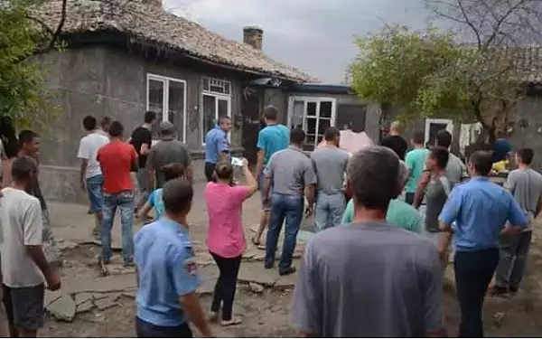 VIDEO Tensiuni interetnice langa granita cu Romania: peste 50 de romi dintr-un sat de langa Ismail vor fi stramutati dupa ce casele le-au fost devastate de cons