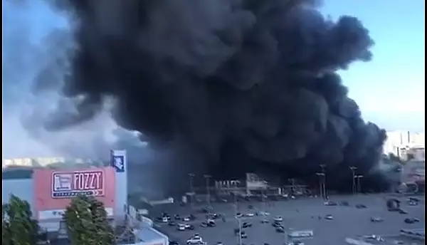 VIDEO ,,Terorism pur". Rusii au bombardat un hipermarket din Harkov / Cel putin doi morti / Se crede ca erau peste 200 de persoane inauntru - Zelenski