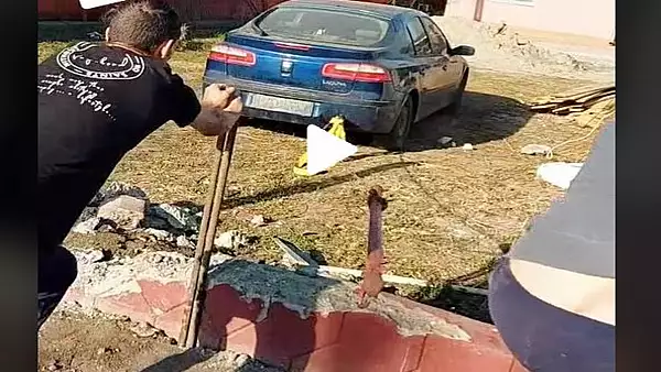 VIDEO - Treaba romaneasca - Dorel s-a apucat sa scoata fundatia din pamant cu ajutorul unei rable - In ce hal poate face masina