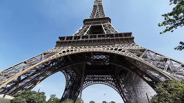 VIDEO Turnul Eiffel, EVACUAT de urgenta! Amenintarea cu bomba, FALSA - UPDATE
