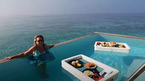 VIDEO | Ultima tendinta in statiunile de lux: Micul dejun plutitor