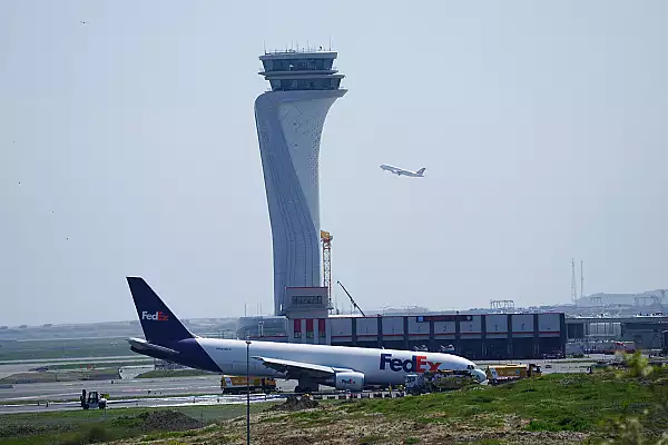 VIDEO Un avion Boeing a aterizat fara roata din fata pe aeroportul din Istanbul