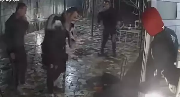 VIDEO | Un barbat din Olt, rupt in bataie cu o ranga din fier, la terasa unui bar. Agresorul a fost retinut de politisti