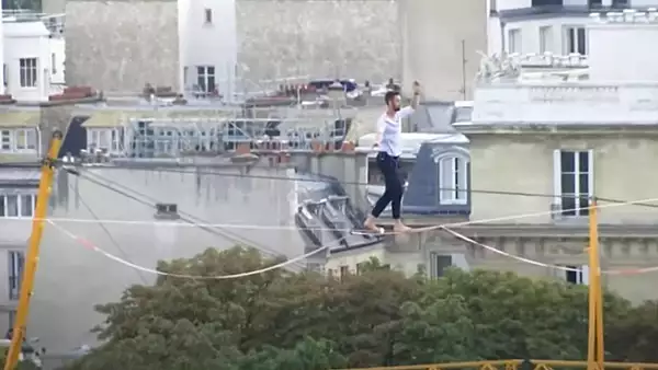 VIDEO Un cascador a uimit Parisul - traseul impresionant pe care a mers pe sfoara, la 70 de metri deasupra pamantului