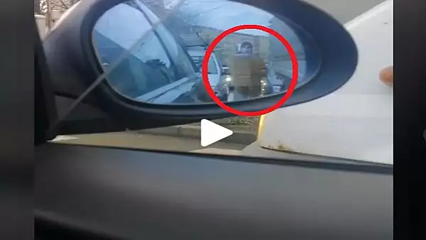 VIDEO - Un cersetor sustinea ca e surdo-mut, insa un sofer l-a claxonat la semafor - Cum a reactionat