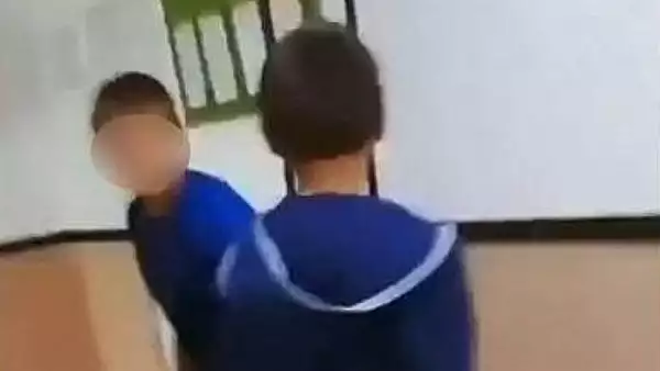 VIDEO Un elev a fost batut de alti colegi, intr-o scoala din Suceava, fara ca cineva sa intervina