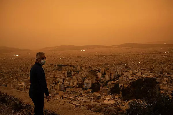 VIDEO Un nor de praf saharian produce imagini ireale in Grecia: ,,Sunt asteptate averse de noroi"