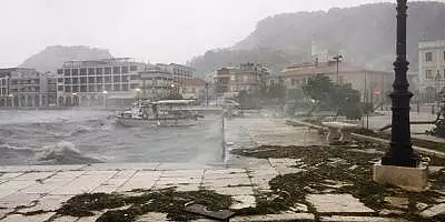VIDEO Vestul Greciei, lovit de un uragan rar. Oficial local: ,,Copacii cad peste tot"