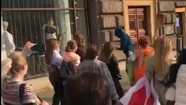 VIDEO VIRAL Un reprezentant al fortelor de ordine din Belarus, batut cu matura de femei