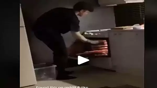 VIDEO - Voia doar sa scoata pizza din cuptorul incins - A scapat mancarea pe jos dar era sa distruga si toata locuinta. Cum a fost posibil