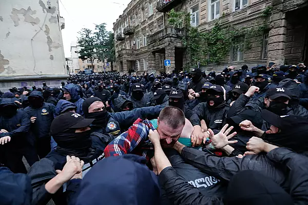 video-zeci-de-mii-de-georgieni-au-protestat-peste-noapte-fata-de-proiectul-privind-agentii-straini.webp