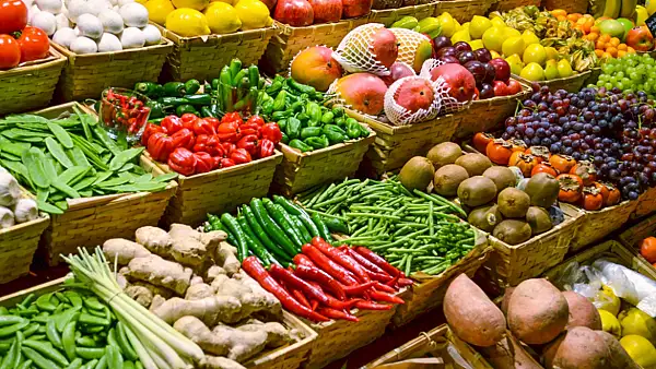 VIDEOREPORTAJ Cum devin legumele si fructele din import "romanesti". Reteta coruptiei si inselatoriei