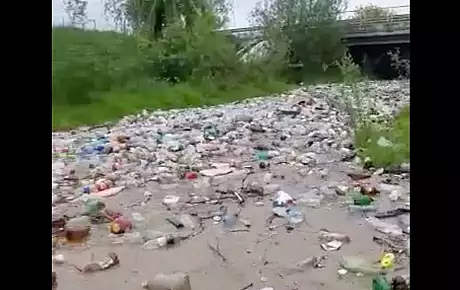 Viitura cu tone de PET-uri si gunoaie in Arges! (VIDEO)