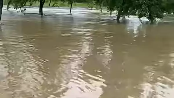 Viiturile au facut ravagii. Copil, de cinci ani, mort, iar altul de sapte ani este ranit in urma alunecarilor de teren