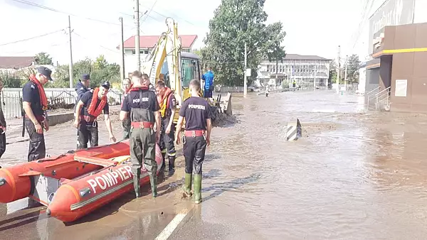 Vin din nou puhoaiele peste judetul Galati! Ploile torentiale lovesc acum si zonele care au fost ferite de inundatii!