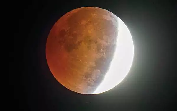 Vineri seara, obervatii la Complexul Astronomic
din Baia Mare. Eclipsa de luna in penumbra incepe la 21.56 si se termina la
23.55