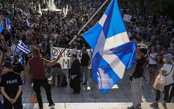 Violente intre intre politisti si protestatari la Atena, la o manifestatie impotriva vaccinarii