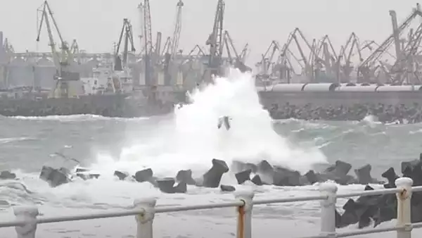 Viscolul a lovit cu putere malul marii. Valuri de peste 6 metri inaltime. Porturile au fost inchise (VIDEO)