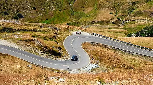 Vizitele pe Transalpina vor fi mai scurte. Drumul va fi inchis mai repede din cauza cetii