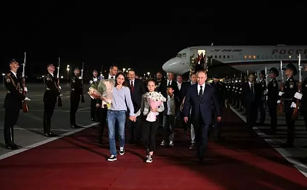 Vladimir Putin i-a intampinat personal la aeroport pe rusii care s-au intors la Moscova dupa schimbul de detinuti cu Occidentul