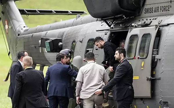 Volodimir Zelenski a aterizat la Zuerich escortat de doua aeronave F-18, a zburat cu elicopterul langa Buergenstock, apoi a fost preluat de o limuzina blindata