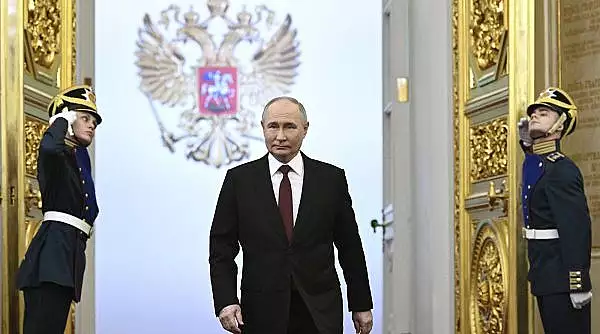 "Vom deveni si mai puternici!" | Vladimir Putin si-a inceput al cincilea mandat de presedinte al Federatiei Ruse cu o regie bine pusa la punct la Kremlin