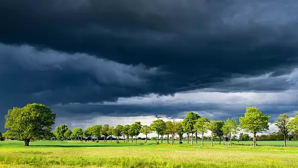 Vremea 17 mai: Temperaturi tot mai reci la jumatatea lunii mai. Vant si ploi in multe zone din tara