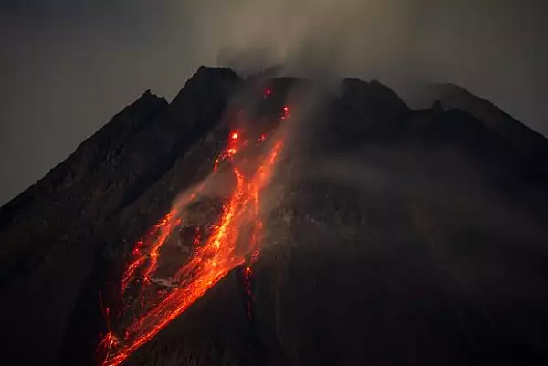 vulcanul-merapi-din-indonezia-localizare-istoria-eruptiilor-curiozitati.webp