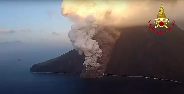 Vulcanul Stromboli in eruptie: Alerta rosie pe insula VIDEO