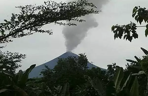 Vulcanul Ulawun din Papua Noua Guinee a erupt. Norul de cenusa s-a ridicat la 15 kilometri