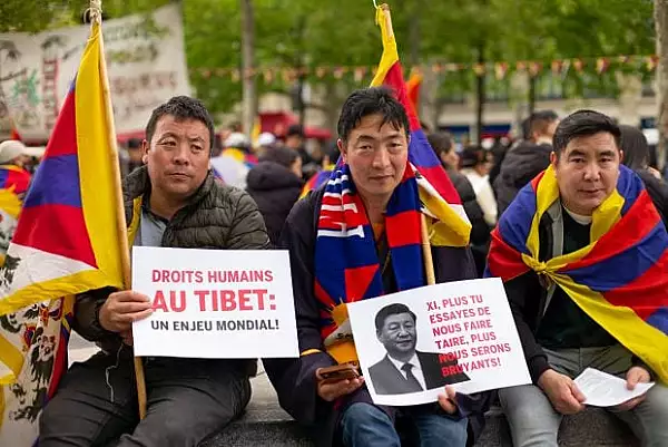 xi-jinping-intampinat-cu-proteste-la-paris-manifestantii-au-cerut-eliberarea-tibetului-si-oprirea-amenintarii-la-adresa-taiwanului.webp
