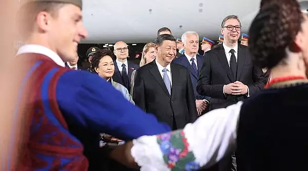 Xi Jinping, intampinat in Serbia ca pe vremea lui Mao Tze-Dun: oameni cu steaguri si pancarte au ovationat trecerea presedintelui Chinei