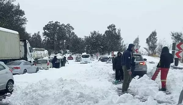 Zapada a atins doi metri in Africa de Sud. Prezenta ninsorii, un fenomen rar, a produs agitatie in tara, iar o femeie a murit | VIDEO