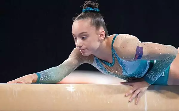 Zeci de gimnaste australiene, abuzate la varste fragede in diferite forme