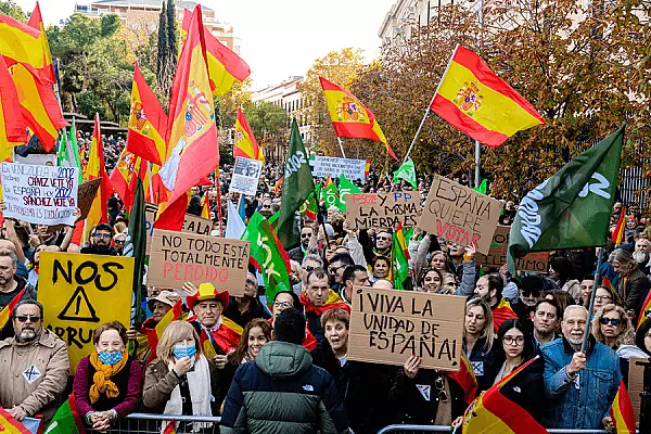 Zeci de mii de spanioli au iesit in strada pentru a cere demisia Guvernului